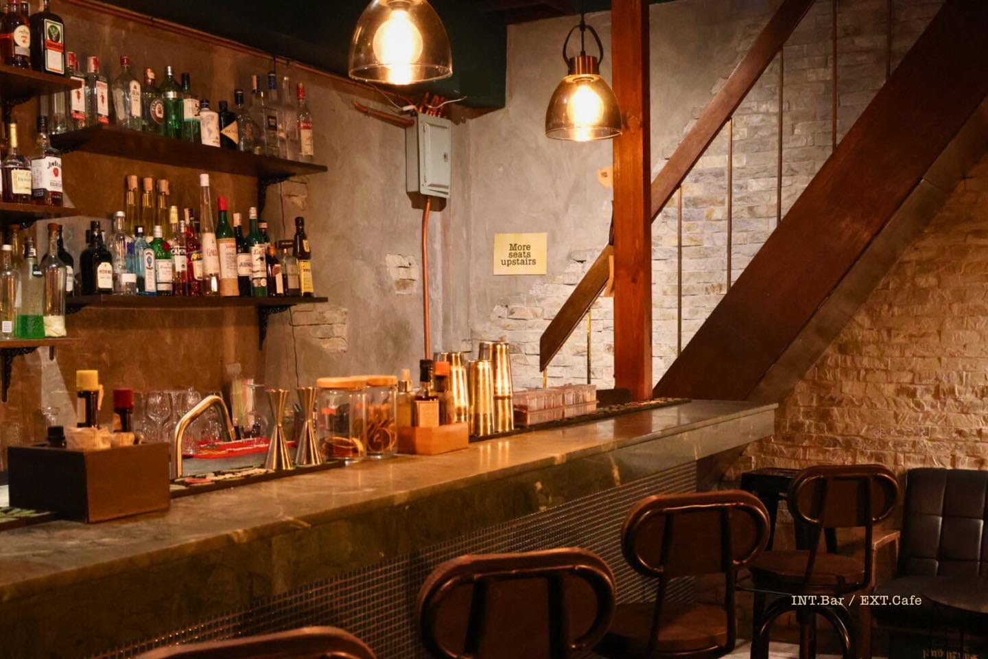 INT.Bar