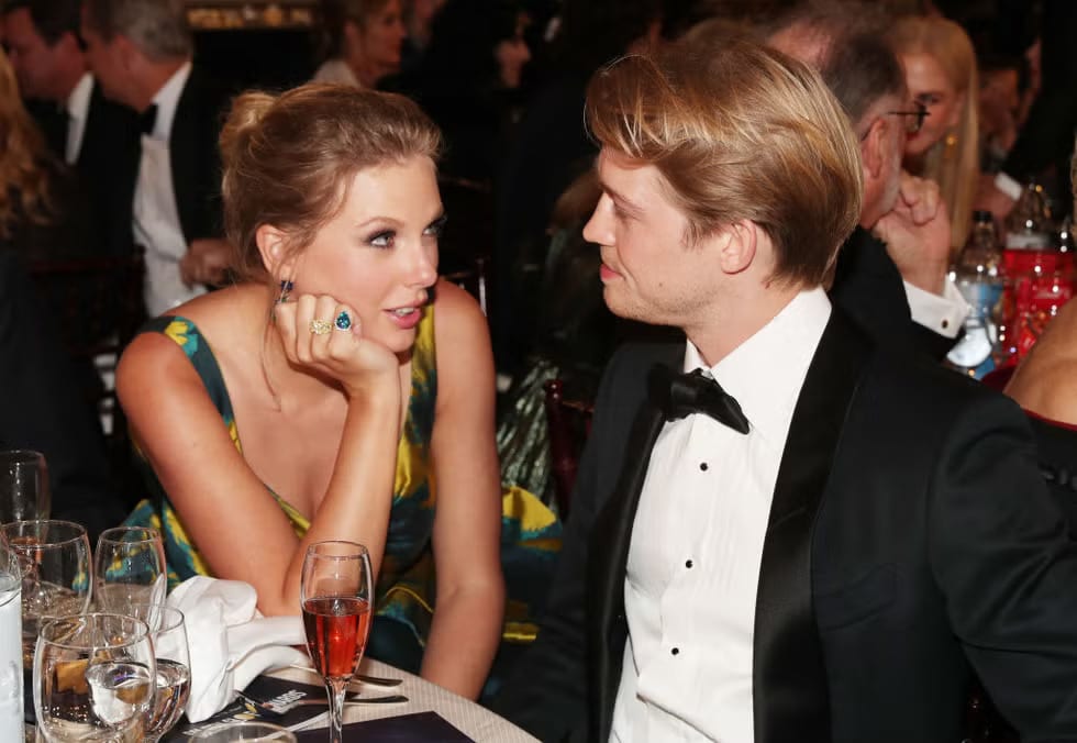 taylor swift and joe alwyn at an event