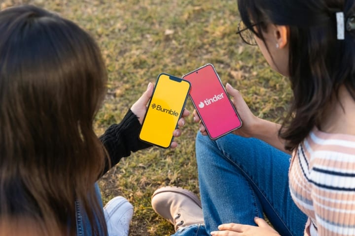 girls looking at online dating apps