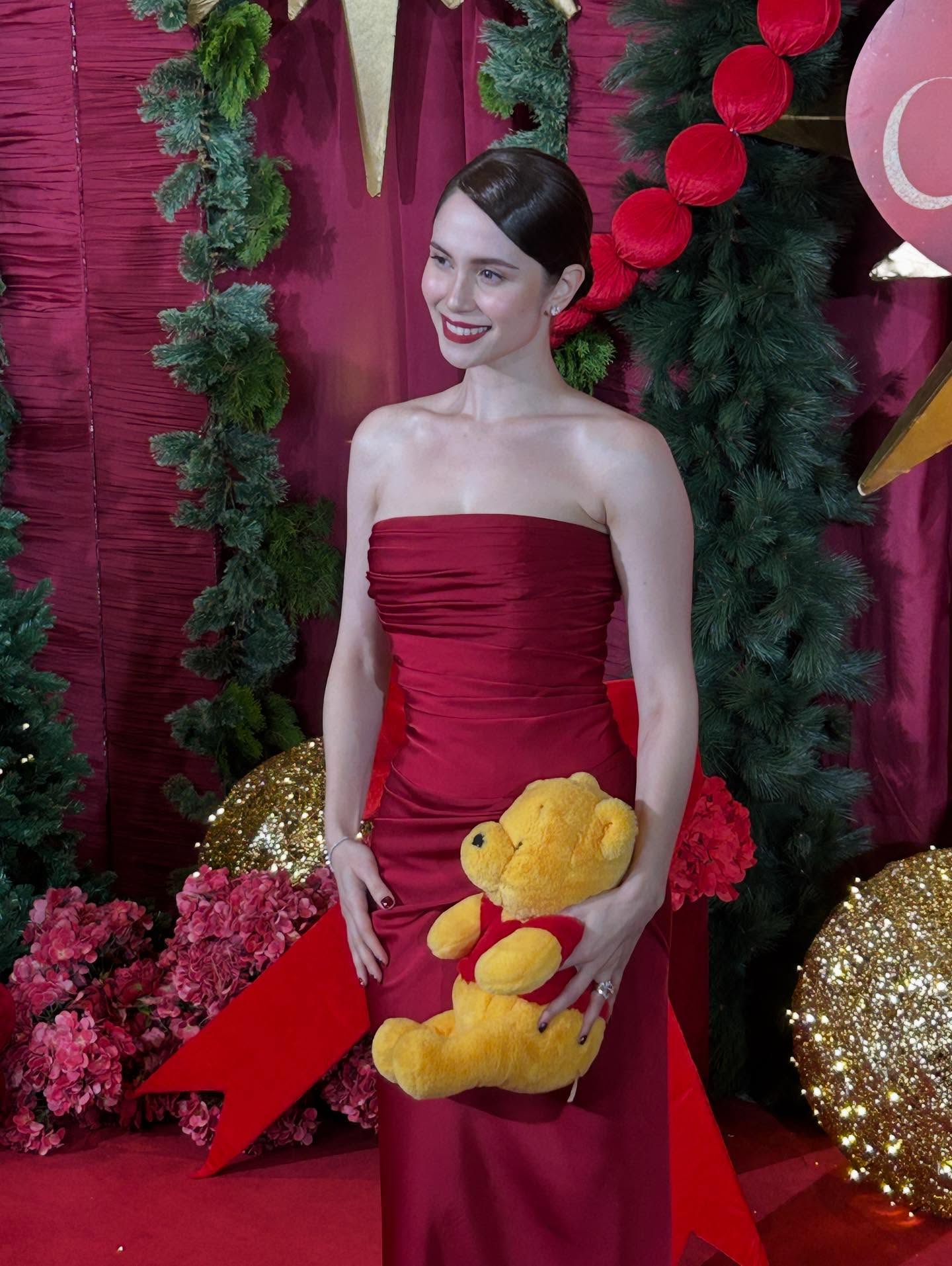 jessy mendiola red dress Last kiss, leave your lips blood red. #StarMagicalChristmas2025 #SleighTheNight Gown: @anthonyramirez_official Stylist: @pattyyap Make up: @kusietubigho Hair: @bianca_anne_vergara17 Shoes: @jojobragais Jewely: @maniladiamondstudio Photo: @philip