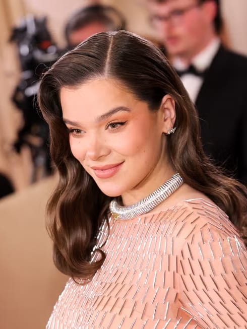 Hailee Steinfeld’s teddy bear brown hair